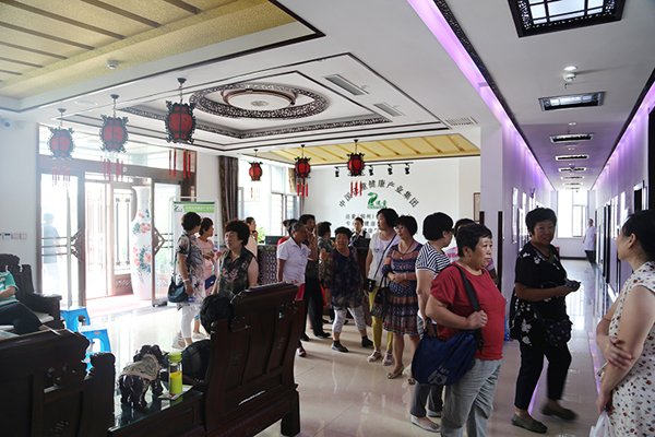 Huantong Spa Rehabilitation Center makes an appointment for family members who come for the treatment